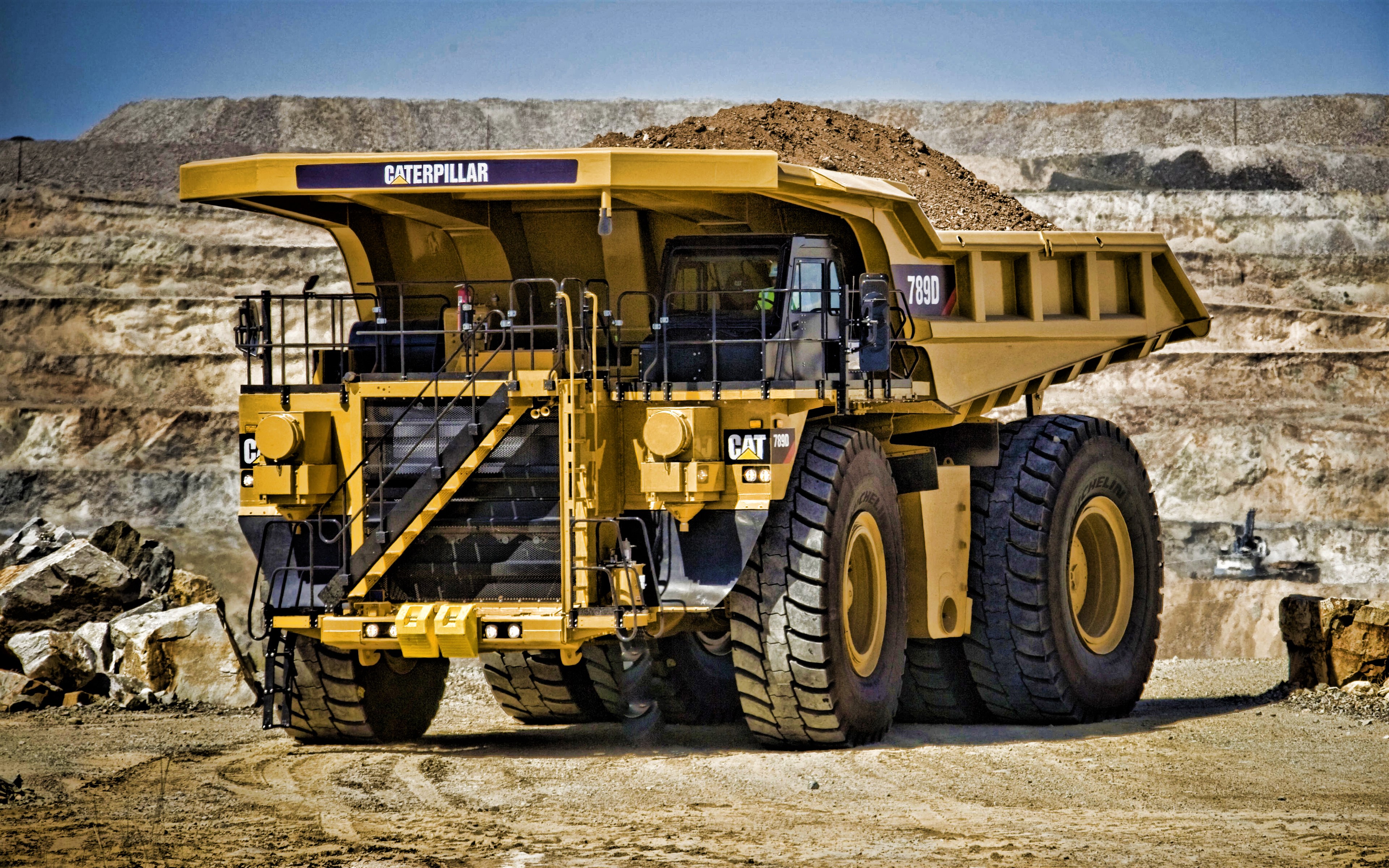 Карьерный самосвал Caterpillar 797f